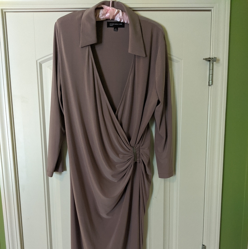 Jones New York dress with gathered detail at waist.